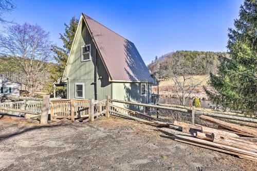 Charming Riverfront Cabin With Yard And Porch!