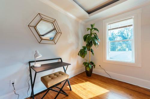 Modern Duplex Retreat, Walk Downtown, King Bed, Spacious