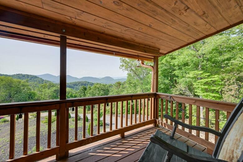 Beautiful Franklin Home With Mountain Views!