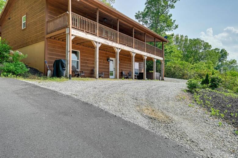 Beautiful Franklin Home With Mountain Views!