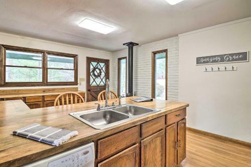 Classic Smoky Mountain Hideaway With Mtn Views!