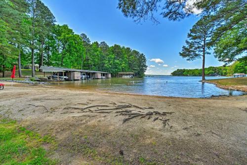 Henrico Hideaway With Lake Access And Boat Slip!