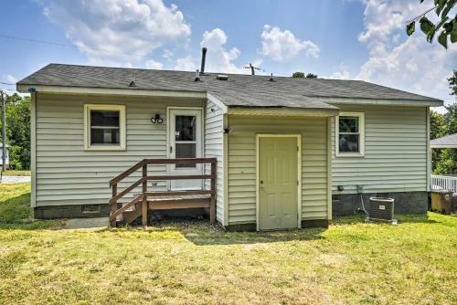 Pet-friendly Home - 2 Mi To Unc Greensboro!
