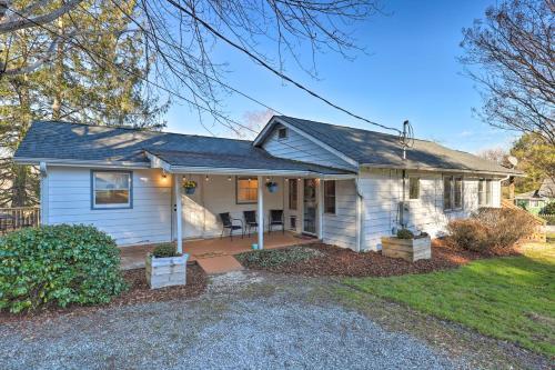 Cozy Hendersonville Home With Deck And Fire Pit!