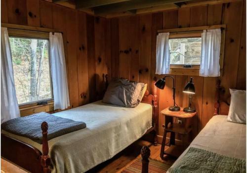 Max's Blue Lakeside Cottage