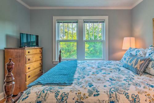 Restored 1930s Home On 1 Acre Walk To Town!
