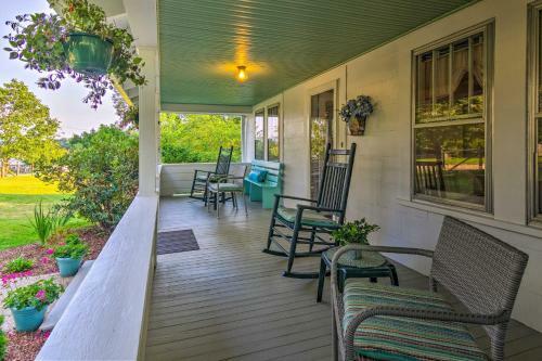Restored 1930s Home On 1 Acre Walk To Town!