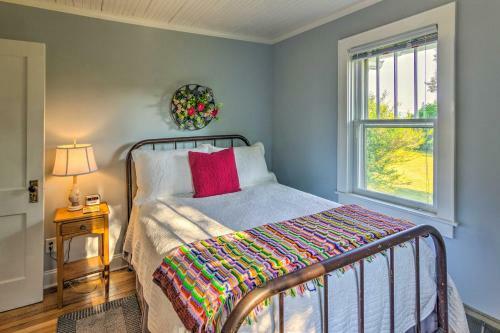 Restored 1930s Home On 1 Acre Walk To Town!