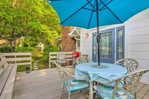 Restored 1930s Home On 1 Acre Walk To Town!