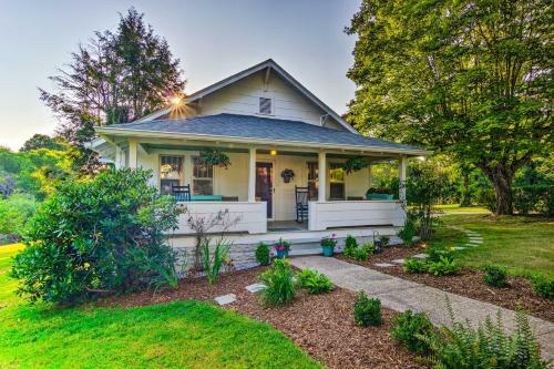 Restored 1930s Home On 1 Acre Walk To Town!