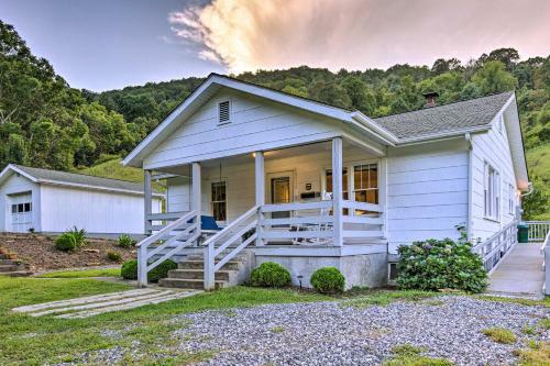 Secluded Marshall Home On 1 Acre And Mtn Views!