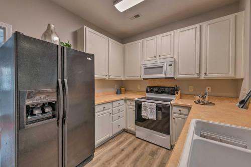 Modern Charlotte Townhome About 9 Mi To Downtown!