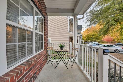 Modern Charlotte Townhome About 9 Mi To Downtown!
