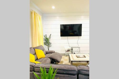 Luxurious Home For Families & Professionals