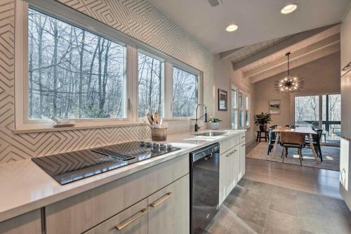 Creekside Chalet With Deck Less Than 7 Miles To Ski!