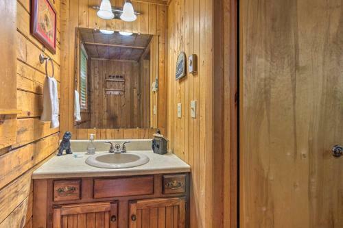 Comfy Maggie Valley Cabin On Creek With Hot Tub!