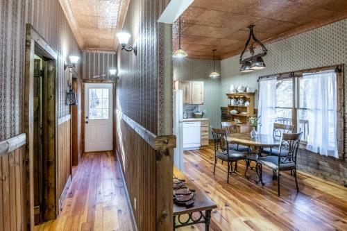 Maggie Lane Cabin