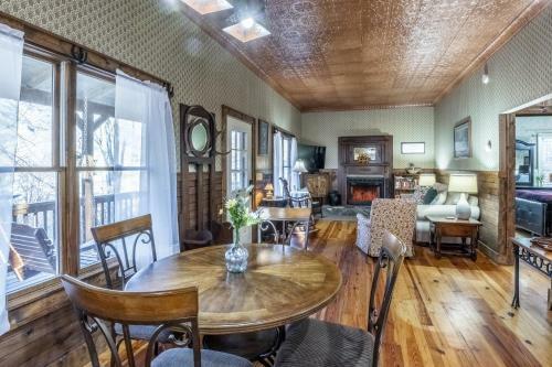 Maggie Lane Cabin