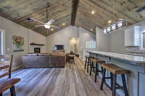Upscale Murphy House With Deck - 2 Miles To Dwtn!