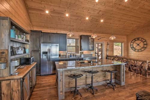 Private Luxury Cabin With Long Range Mtn Views!