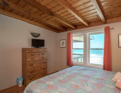 Oceanfront Family Fun Home And Dog Friendly!