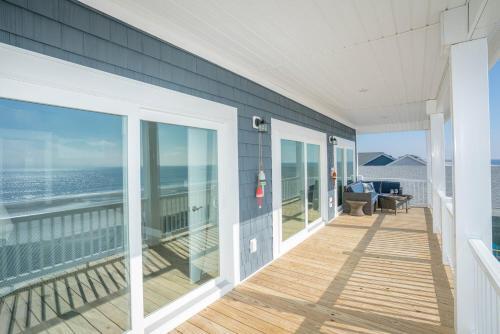 Amazing Oceanfront Property With An Inverted And Open Floor Plan