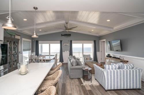 Amazing Oceanfront Property With An Inverted And Open Floor Plan