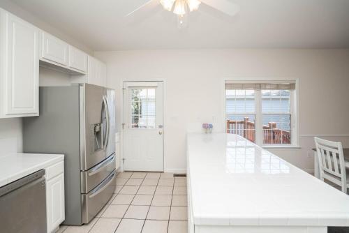 Pet Friendly 4 Br, 4 Ba Located In Yaupon Beach!