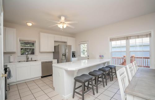 Pet Friendly 4 Br, 4 Ba Located In Yaupon Beach!