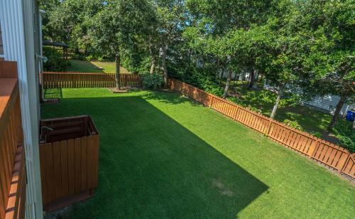 Pet Friendly 4 Br, 4 Ba Located In Yaupon Beach!