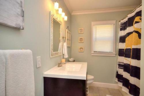 1 Cute Classy Coastal Cottage