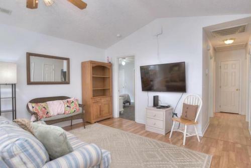 Cozy Coastal Cottage