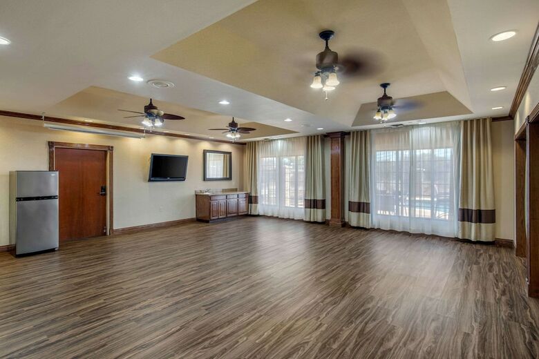 Hotel Comfort Suites Marshall