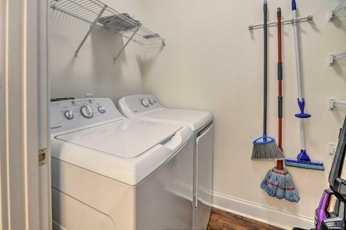 Bright Spencer Apartment - Newly Renovated!