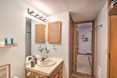 Apartamento Updated Mtn-view Condo Steps To Otter Falls!