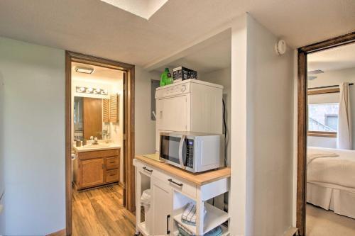 Apartamento Updated Mtn-view Condo Steps To Otter Falls!