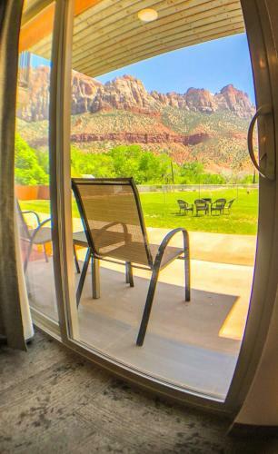 Hotel Bumbleberry Inn