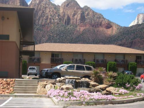 Hotel Bumbleberry Inn