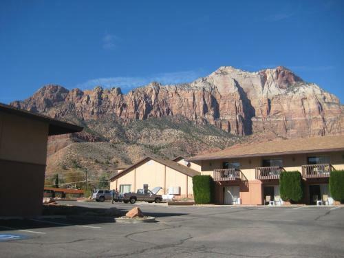 Hotel Bumbleberry Inn