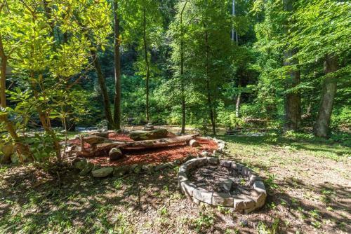 Riverfront Retreat- Relax And Hear The River Flow