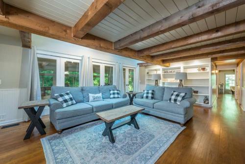 Riverfront Retreat- Relax And Hear The River Flow