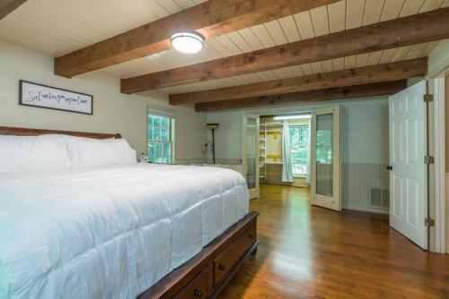 Riverfront Retreat- Relax And Hear The River Flow