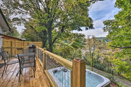 Hilltop Hideaway With Scenic Views And Hot Tub!