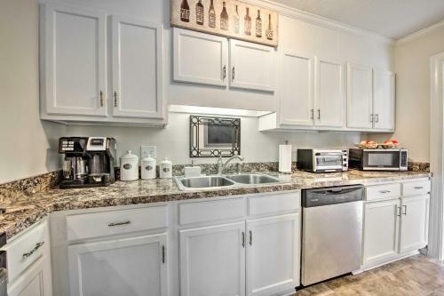 Cozytownhome With Deck Near Hospital!
