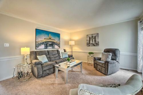 Cozytownhome With Deck Near Hospital!