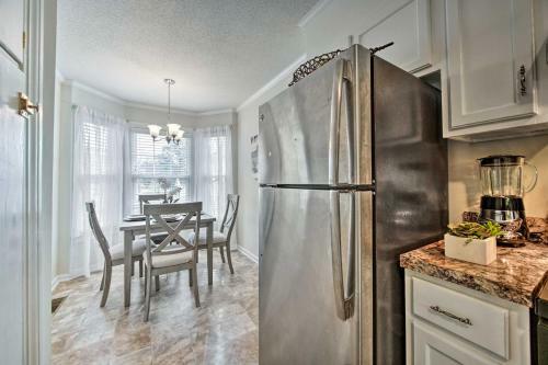 Cozytownhome With Deck Near Hospital!