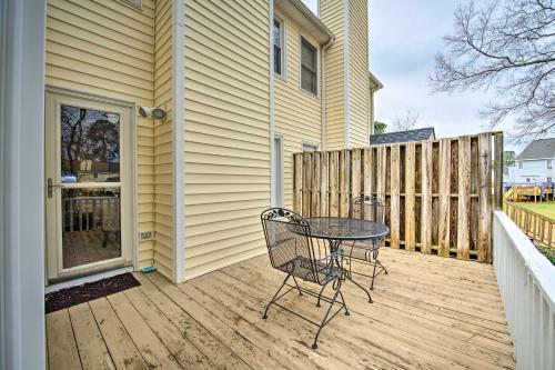 Cozytownhome With Deck Near Hospital!