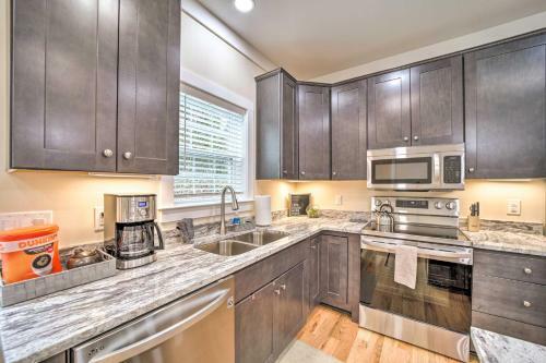 Walk To Downtown! Newly Built Home With Hot Tub