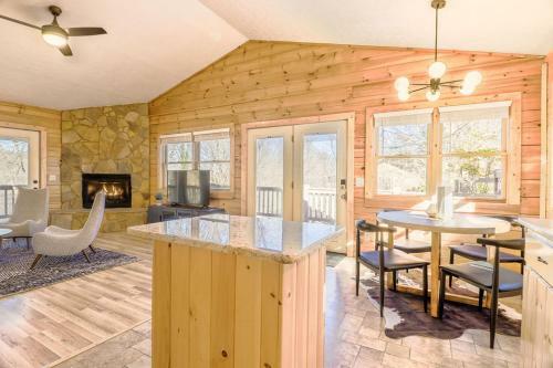 New Wandering Bear Cabin W/ Hot Tub+mountain Views
