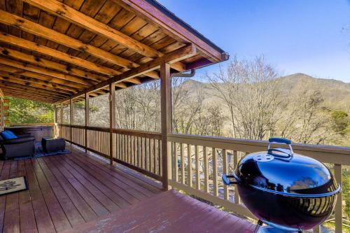 New Wandering Bear Cabin W/ Hot Tub+mountain Views